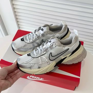 NIKE V2K RUN PLATEADAS - imagen 1