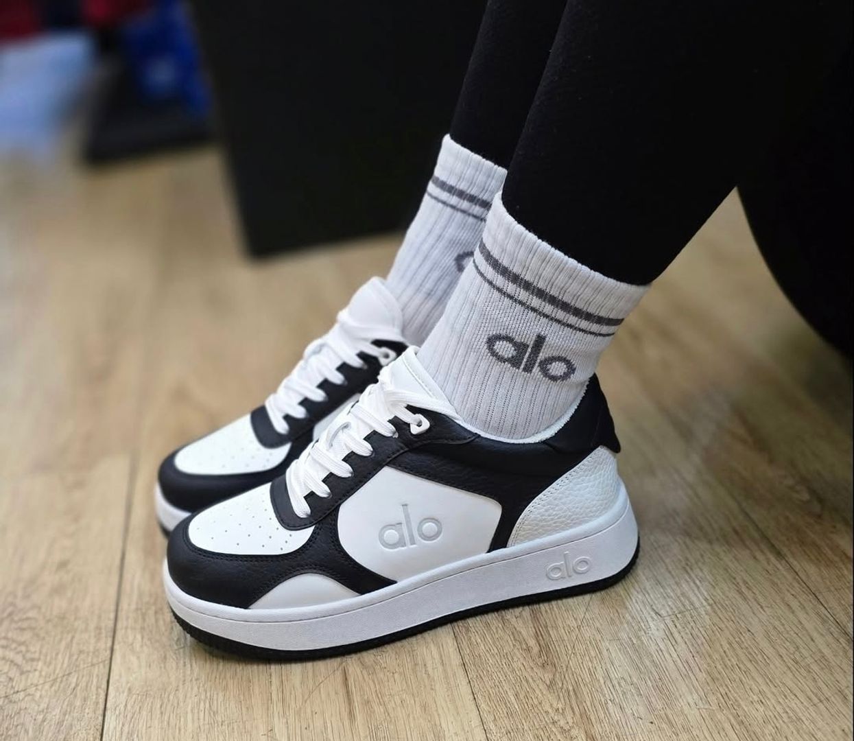 alo x 01 Classic Black White 