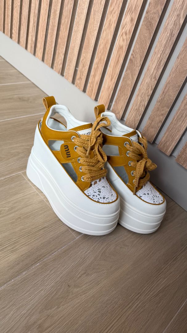 Tenis plataforma 3 destapados amarillo 