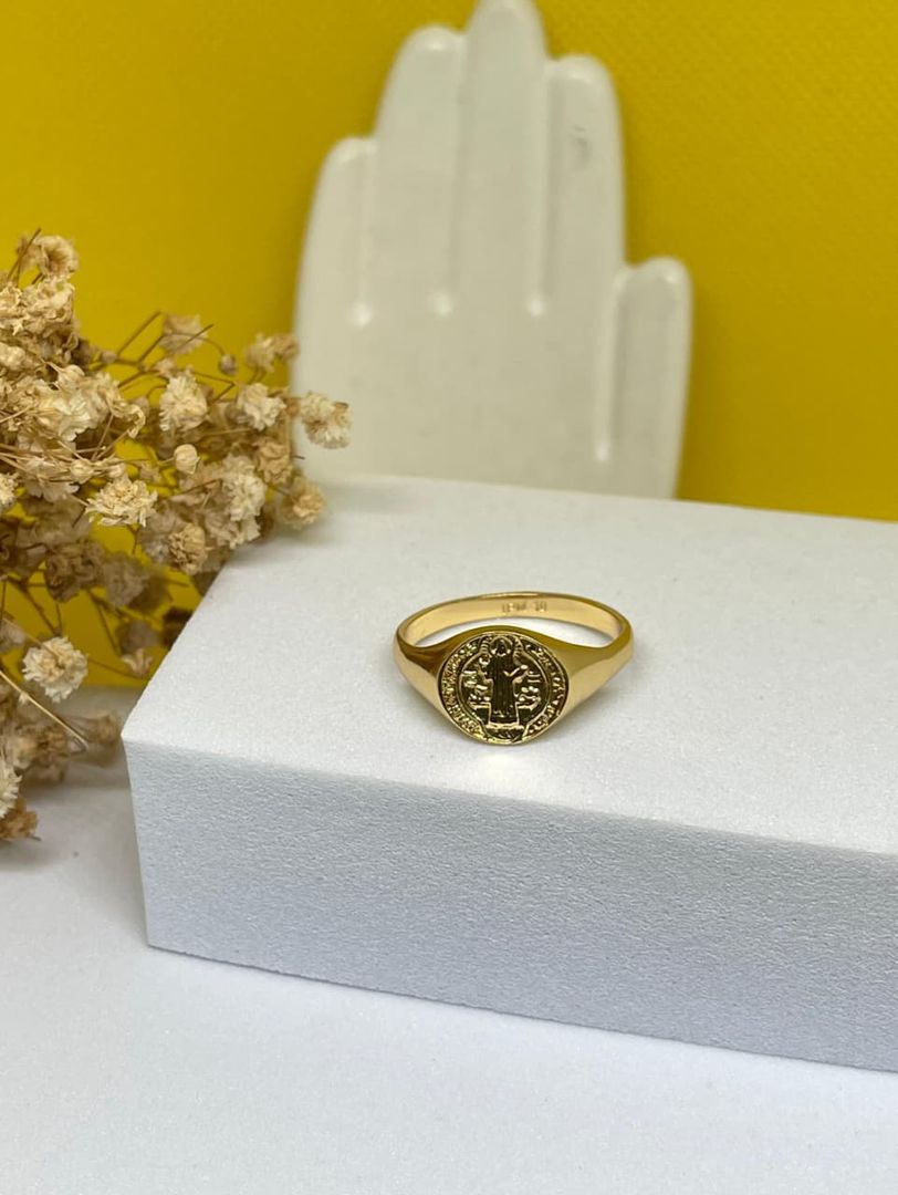 Anillo san benito grueso tallado 