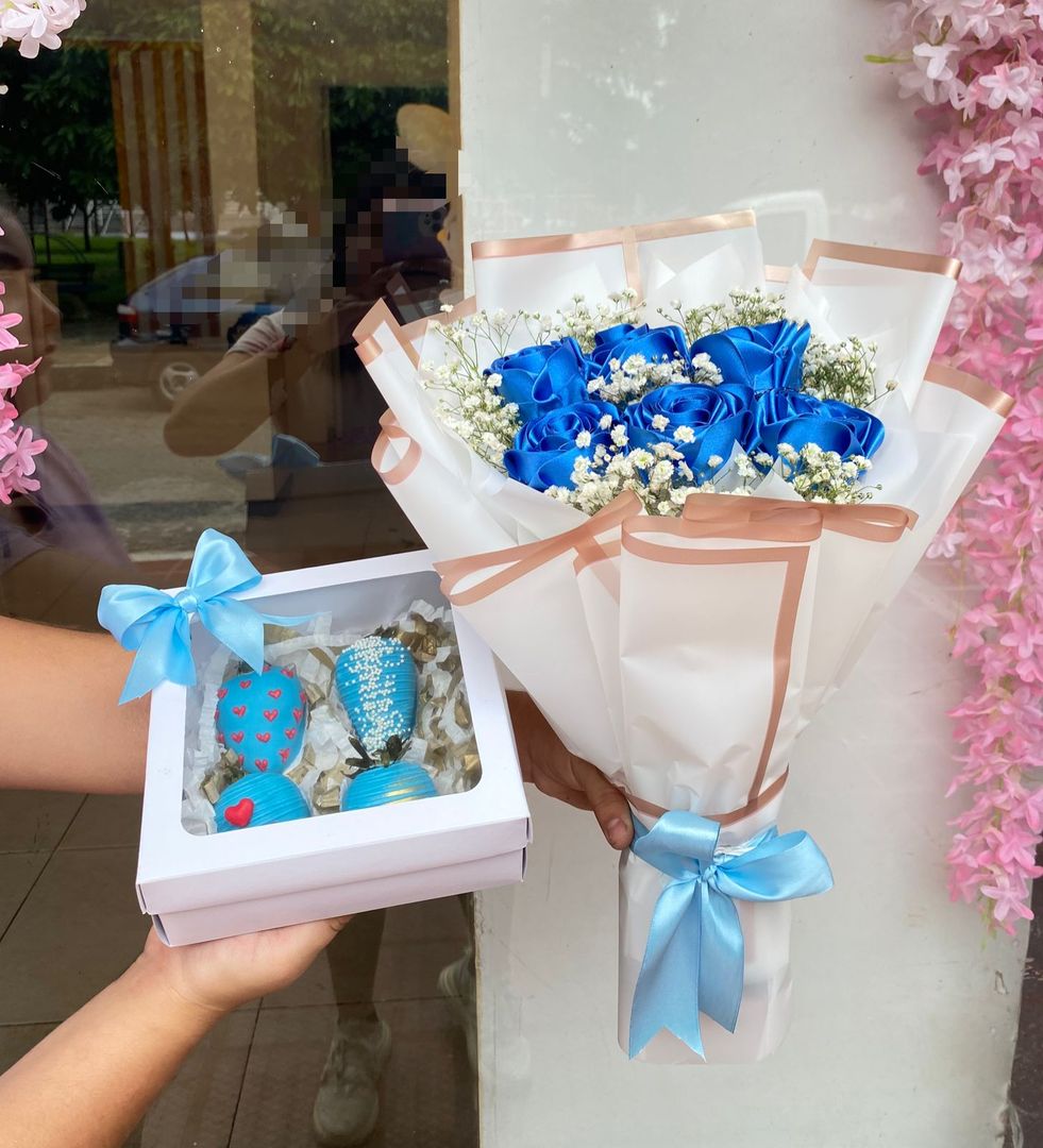 Ref.Combo Fresas y rosas eternas