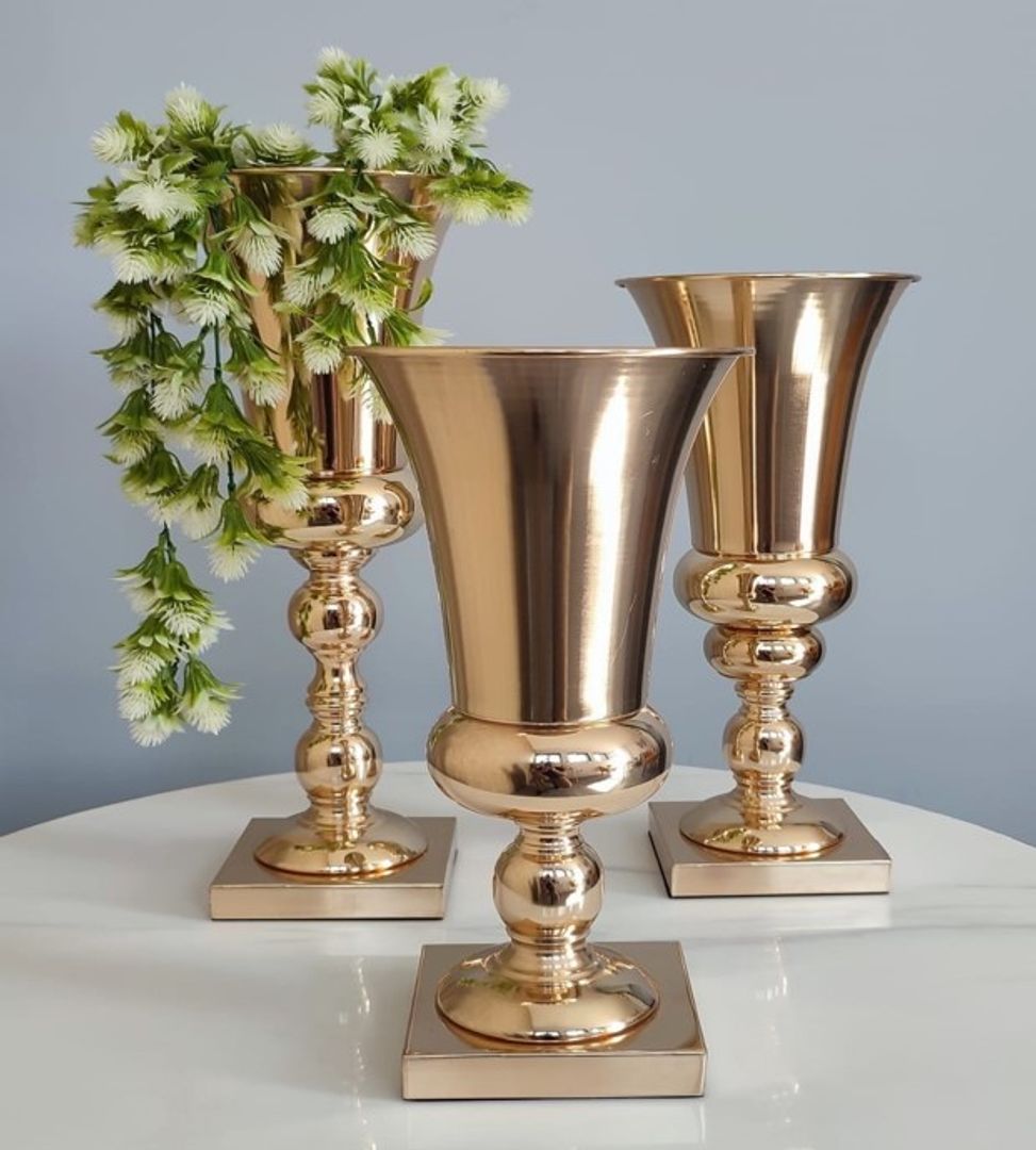 bases para flores doradas en metal.