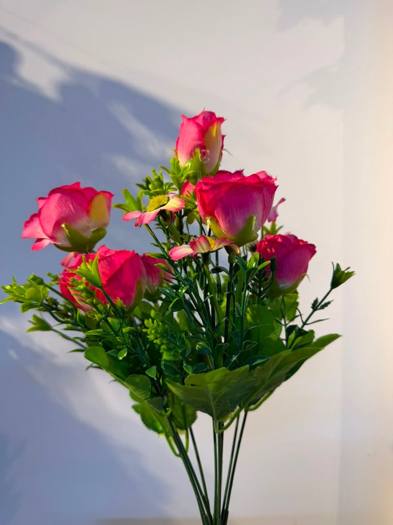 MINI ROSA Y FOLLAJE FUCSIA