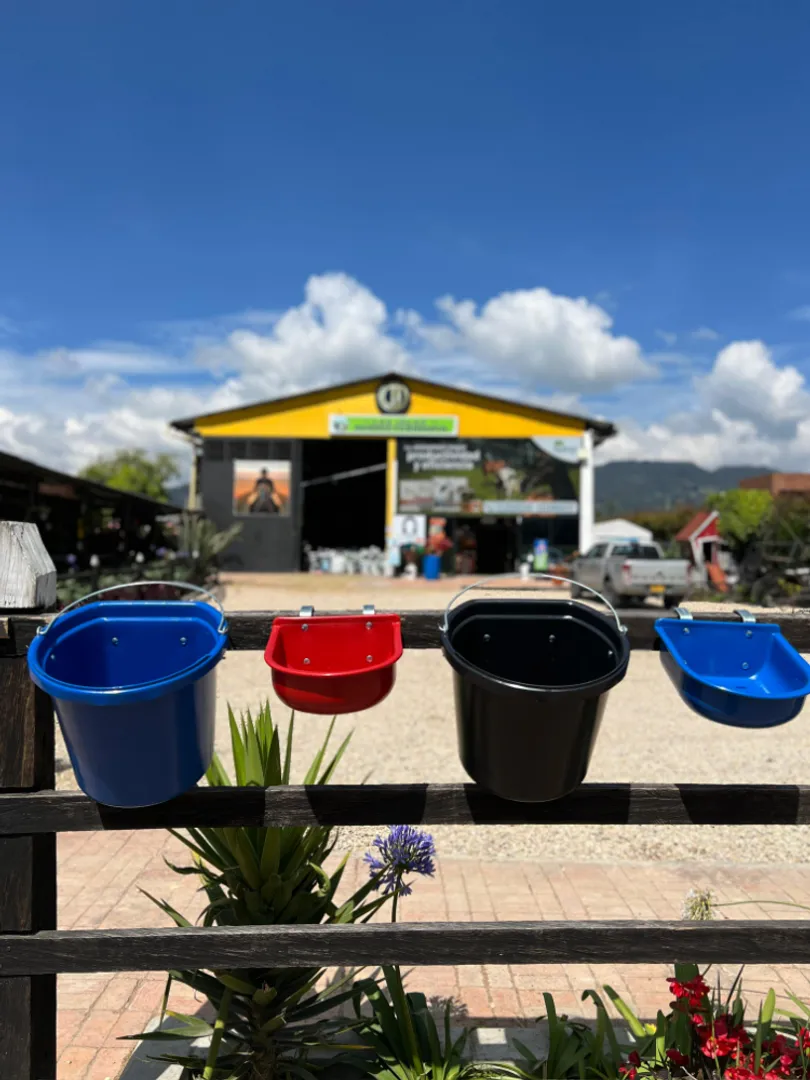 BEBEDEROS Y COMEDROS EQUINOS