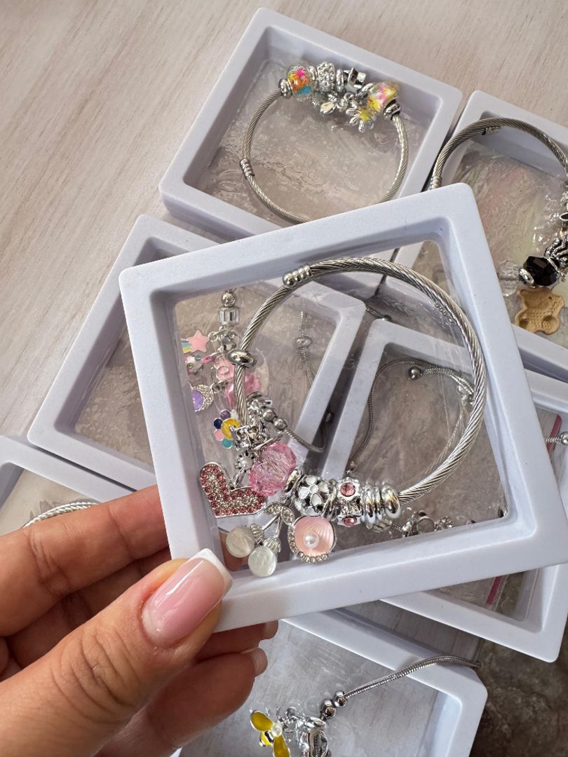 Pulsera tipo Pandora en caja 