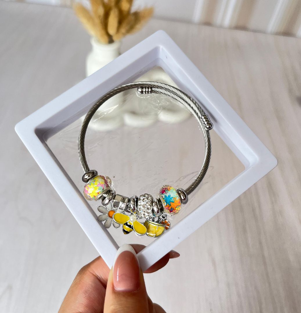 Pulsera tipo Pandora en caja 