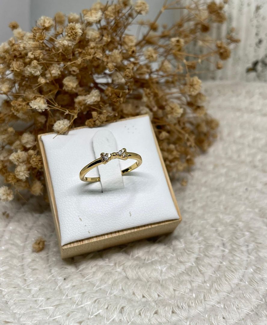 Anillo liso moño circonias