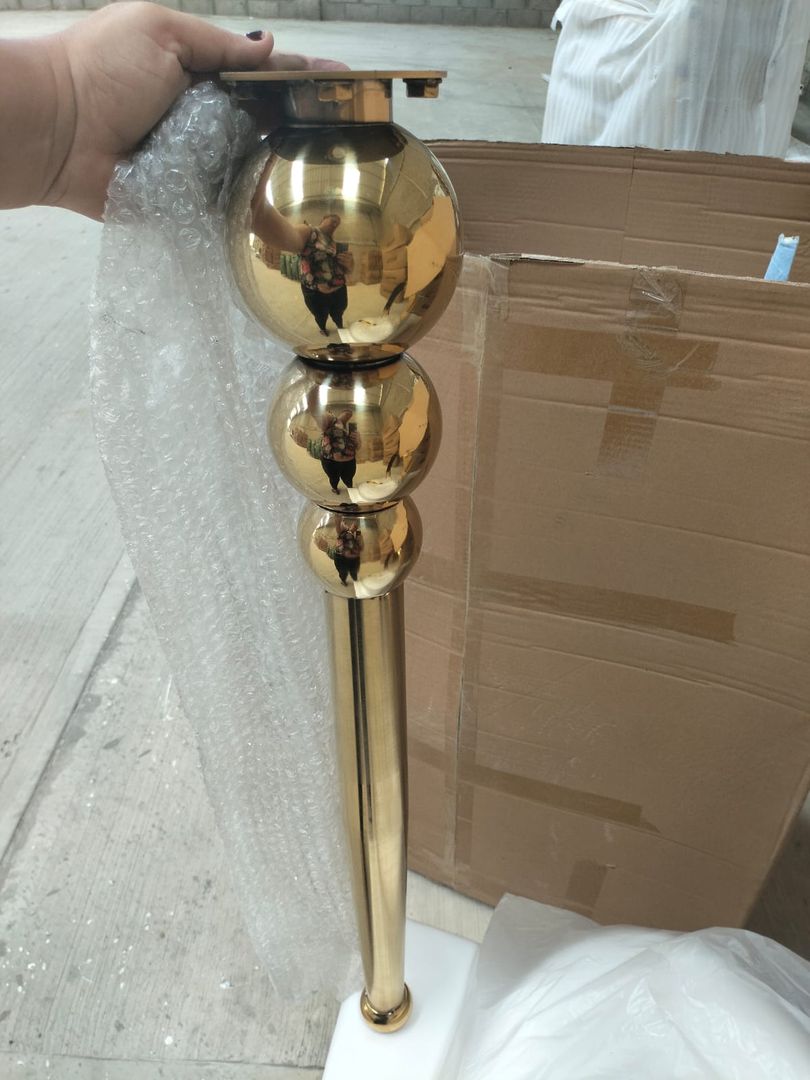 PATAS DE MESA DORADAS.