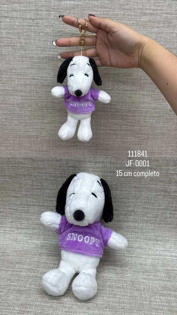 LLAVERO DE SNOOPY CON CAMISA LILA DE  15 CM 