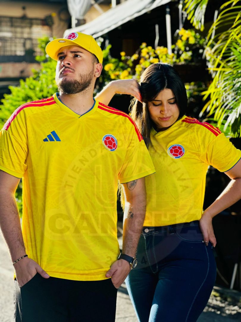 CAMISETA SELECCION COLOMBIA BORDADA 1.1 MUNDIAL 2026 