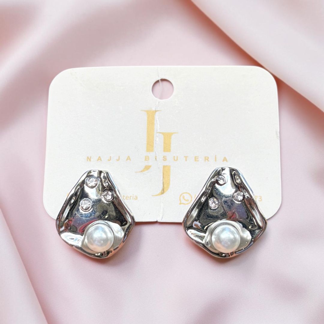 Arete plateado con perla 