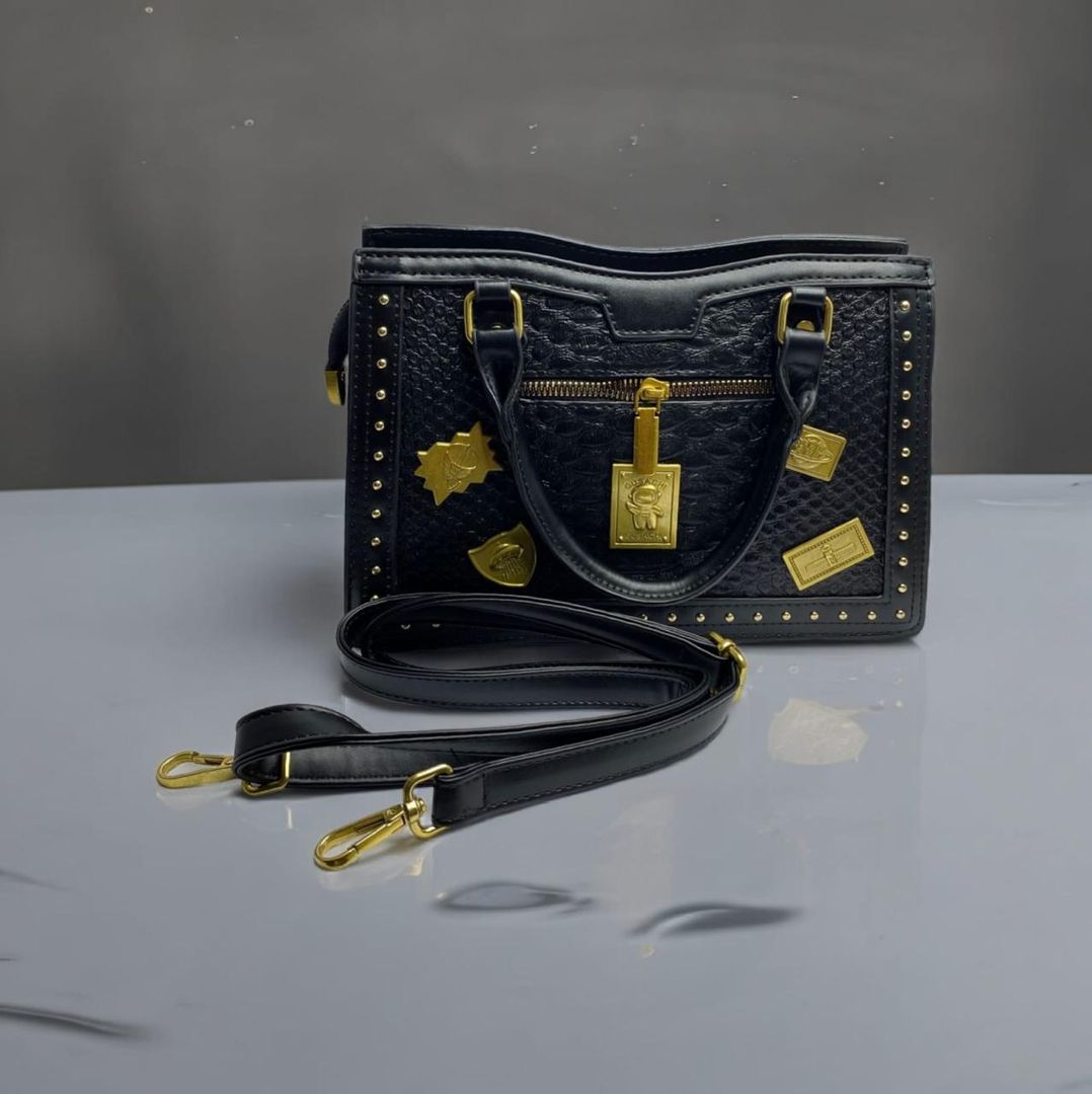 Bolso negro, blanco y palo de rosa