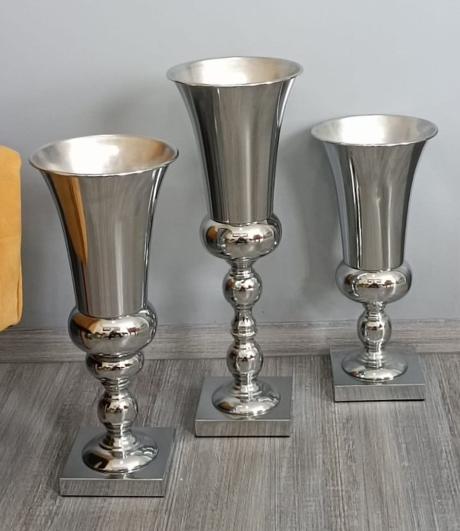 Bases para flores plateadas en metal.