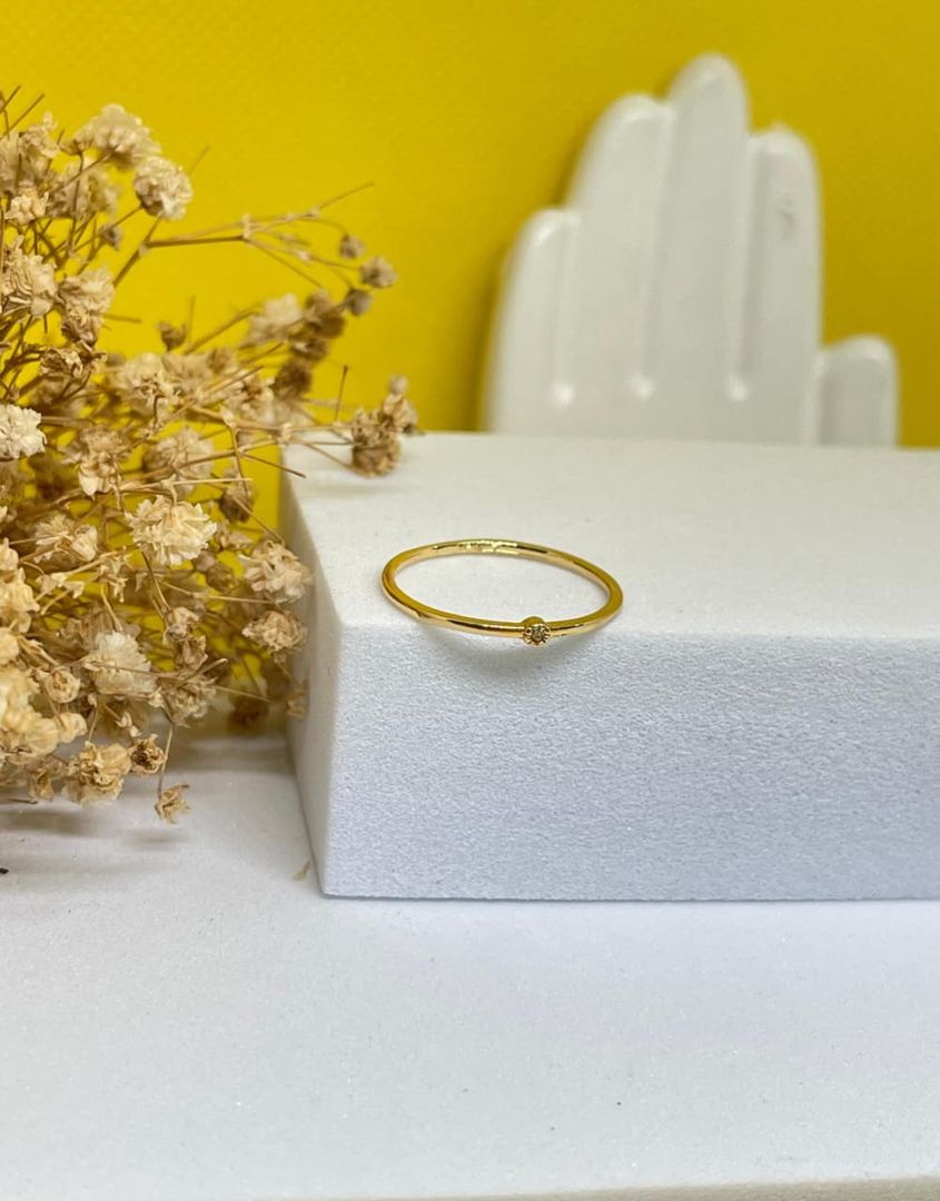 Anillo liso delgado micro circon redondo