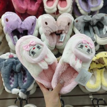 Imagen del producto PANTUFLAS LABUBU ROSADA
