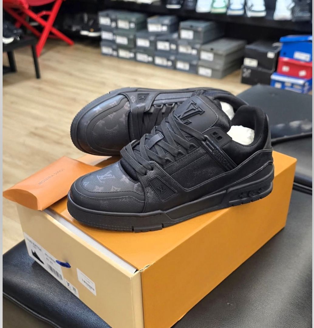 LV trainer black monochrome