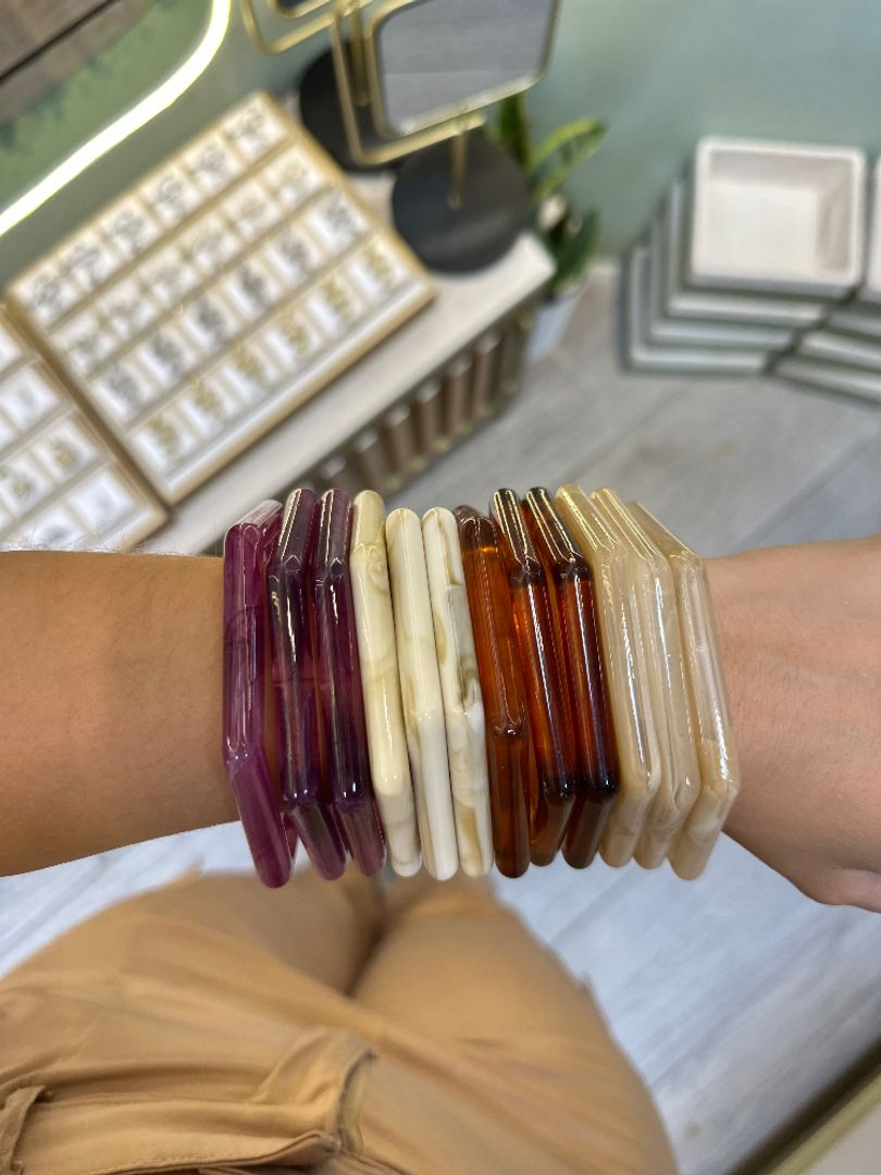 Pulsera acrílica hexagonal delgada 