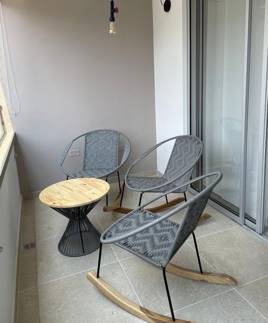 Set silla y Mñmecedora Isabel con diseño precolombino y mesa con tejido tupido.