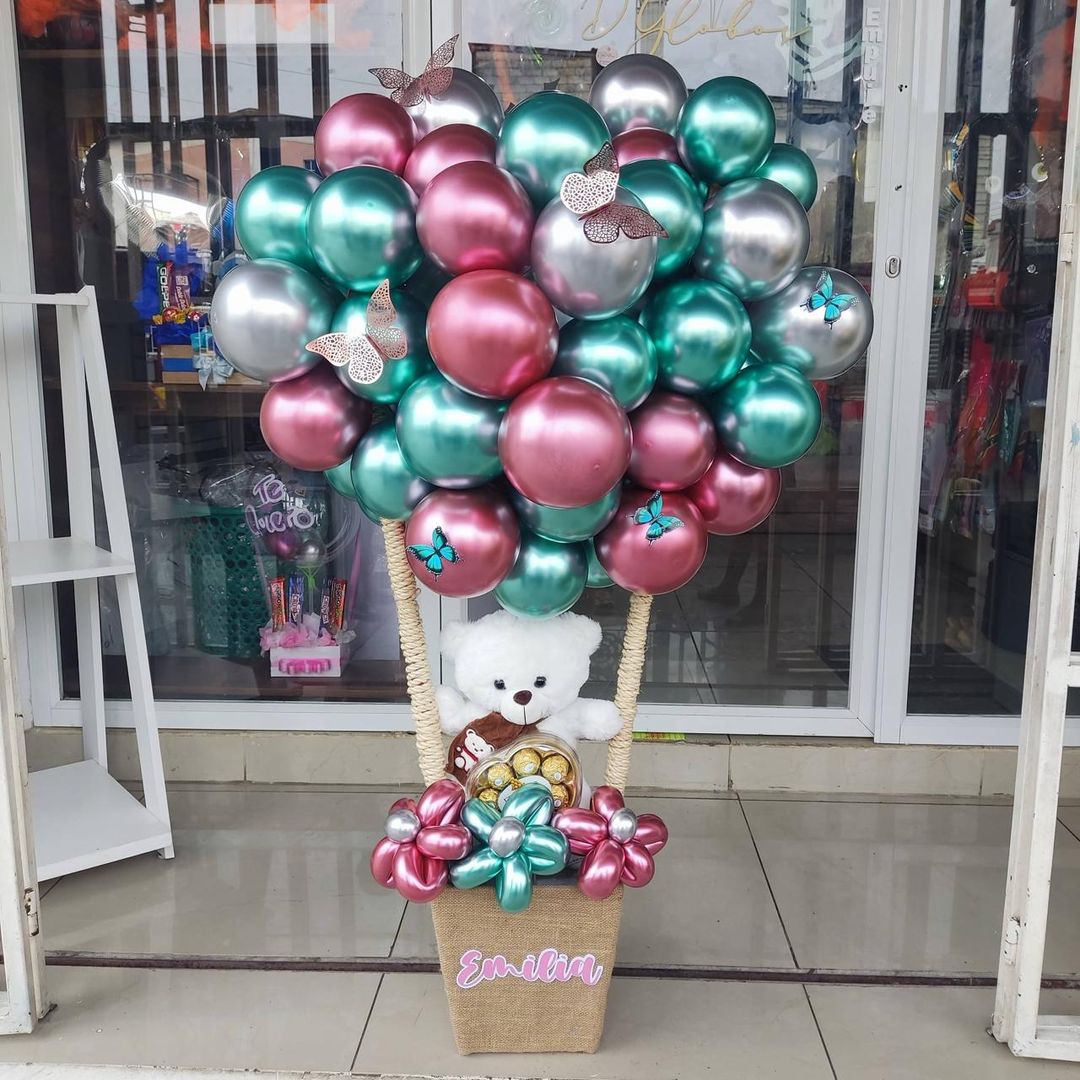 Peluche en canasta con nube de globos