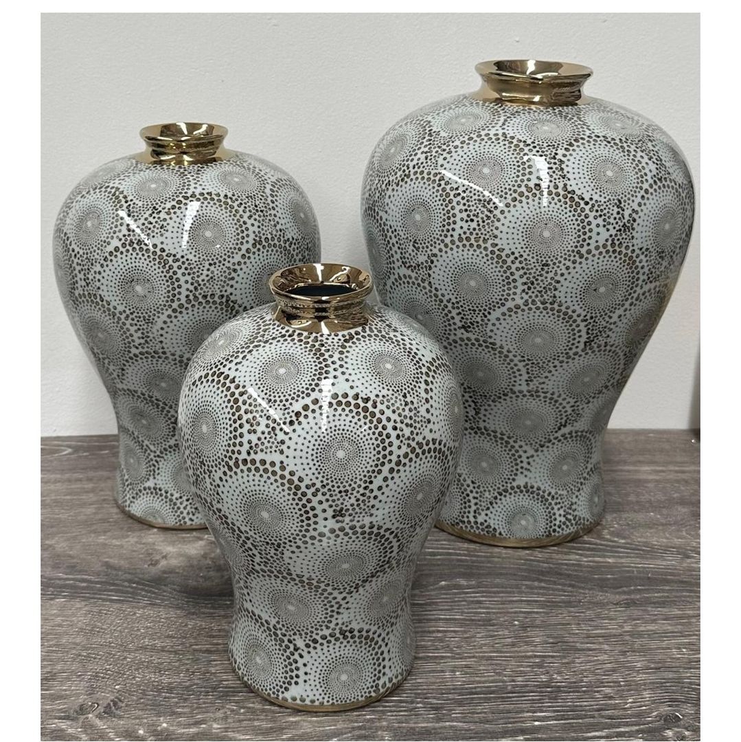 Floreros en cerámica dorado con blanco.