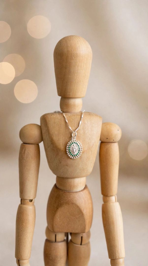 Collar Virgen de Guadalupe con verde esmeralda 