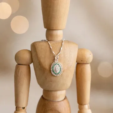 Collar Virgen de Guadalupe con verde esmeralda  - imagen 1