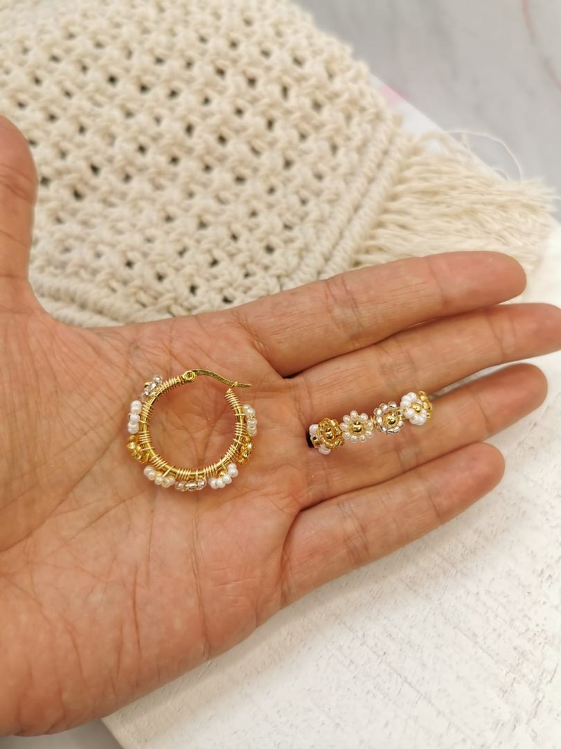 Candongas medianas en mostacilla de flor