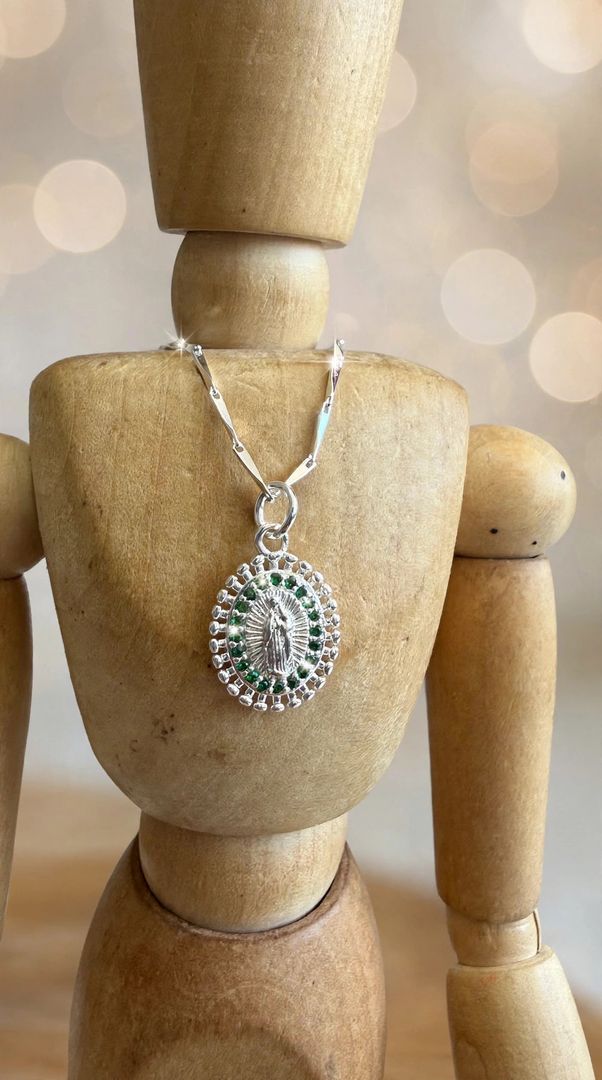 Collar Virgen de Guadalupe con verde esmeralda 