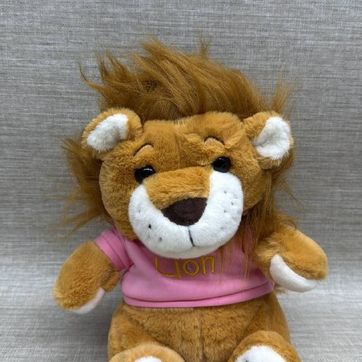 Imagen del producto LEON DE 30 CM CON CAMISA ROSA