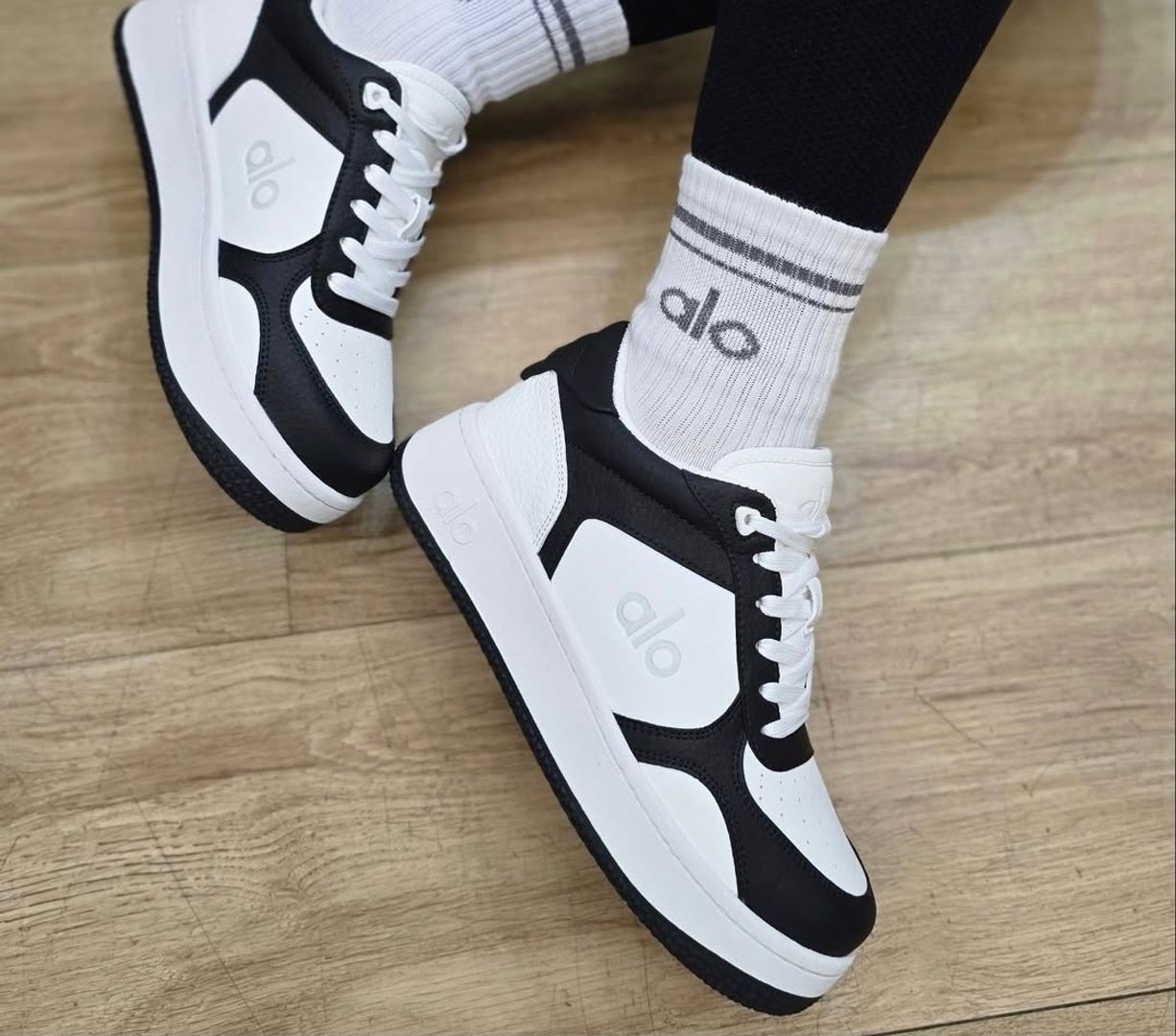 alo x 01 Classic Black White 