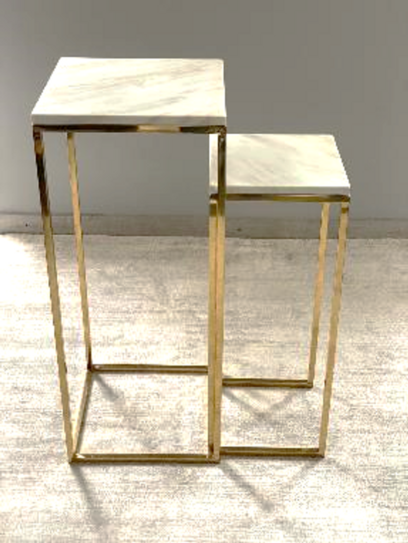 Set de dos mesas doradas en acero y marmol..