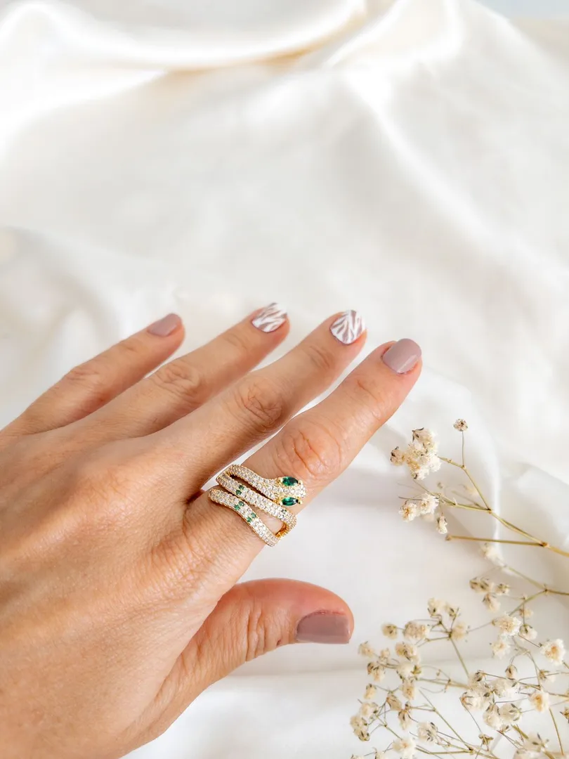 Anillo culebra con piedras 