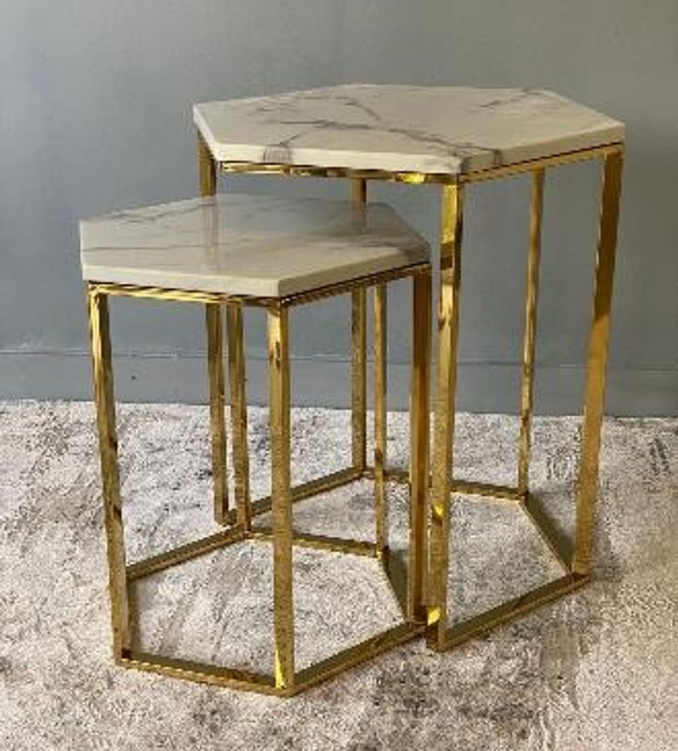 Set de dos mesas doradas en acero y marmol..
