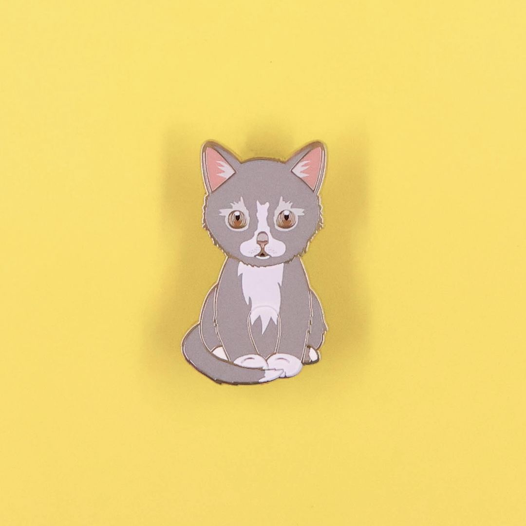 PIN GATO GRIS BLANCO