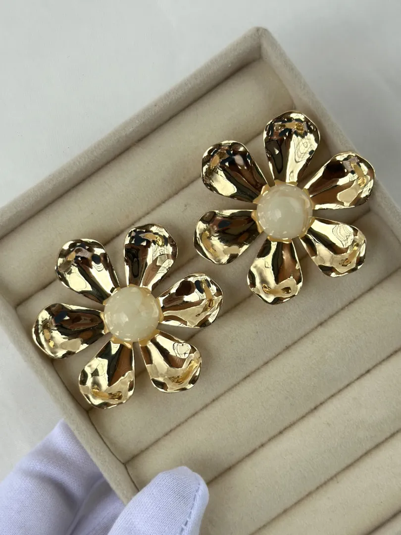 Arete flor dorado nácar 