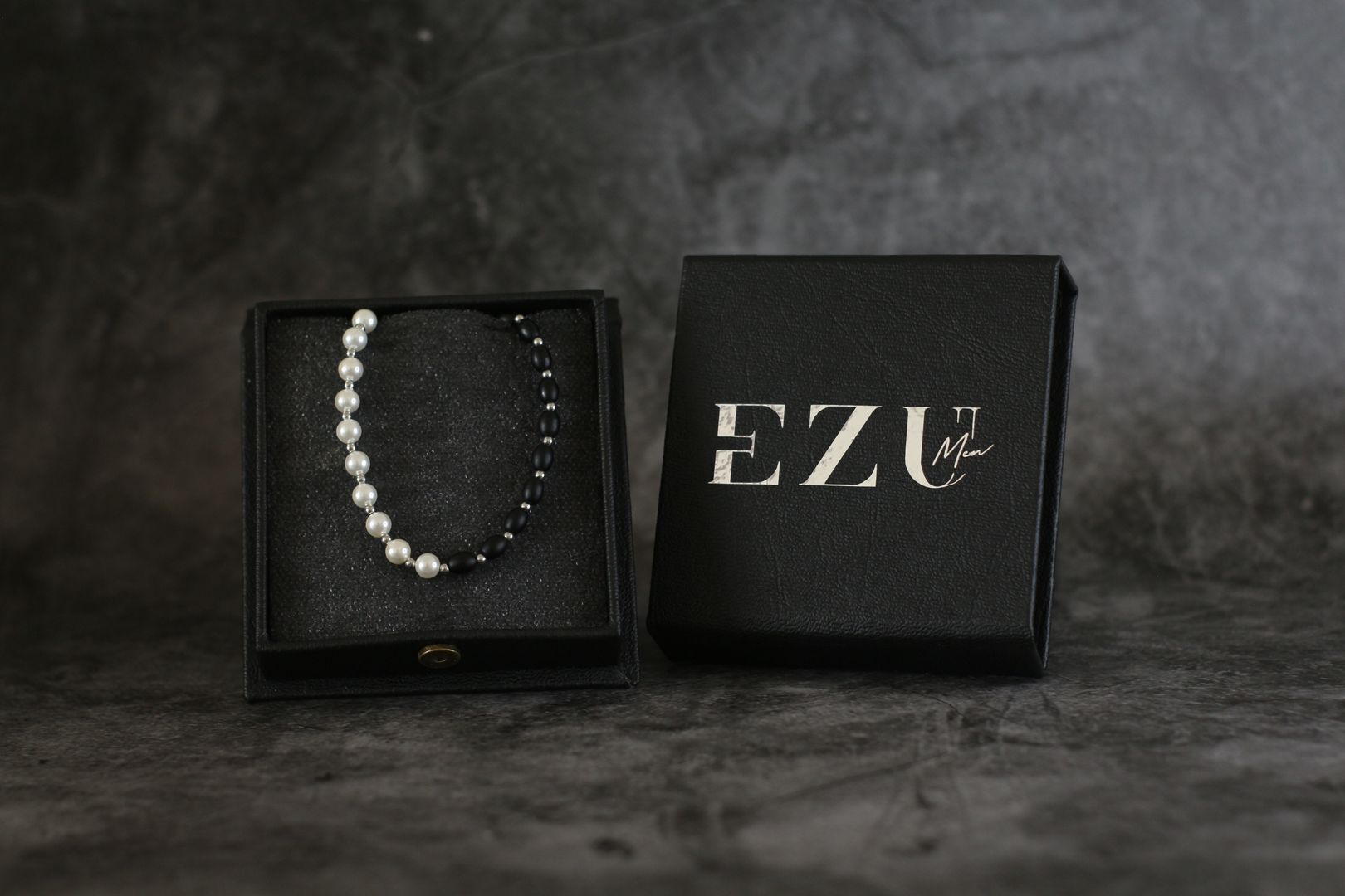 Collar perlas y cristal negro.