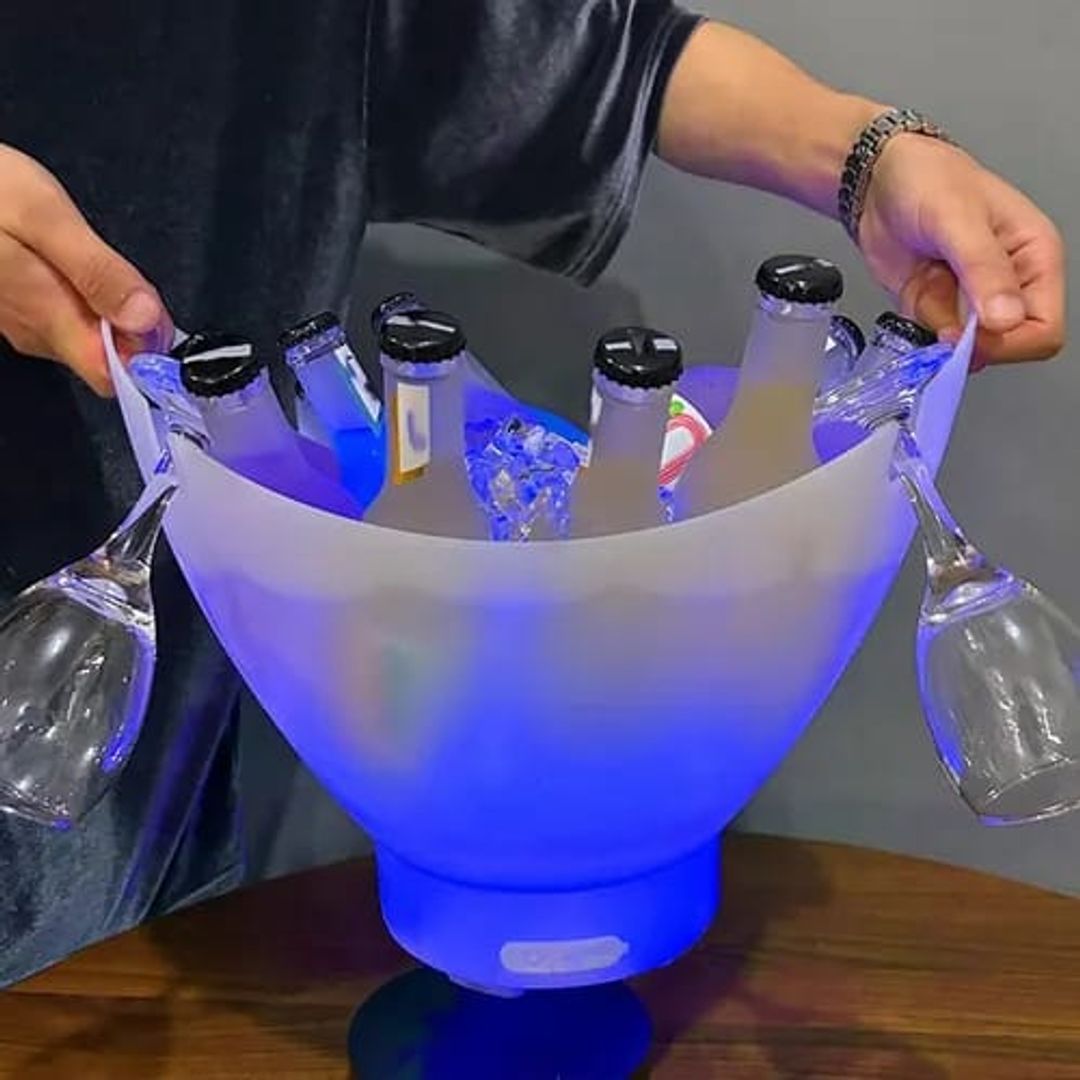 HIELERA CON LUZ Y PARLANTE 7litros ANCHA