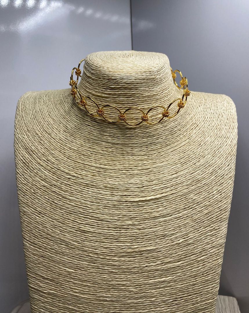 Gargantilla de bronce con bañito de oro, nuditos