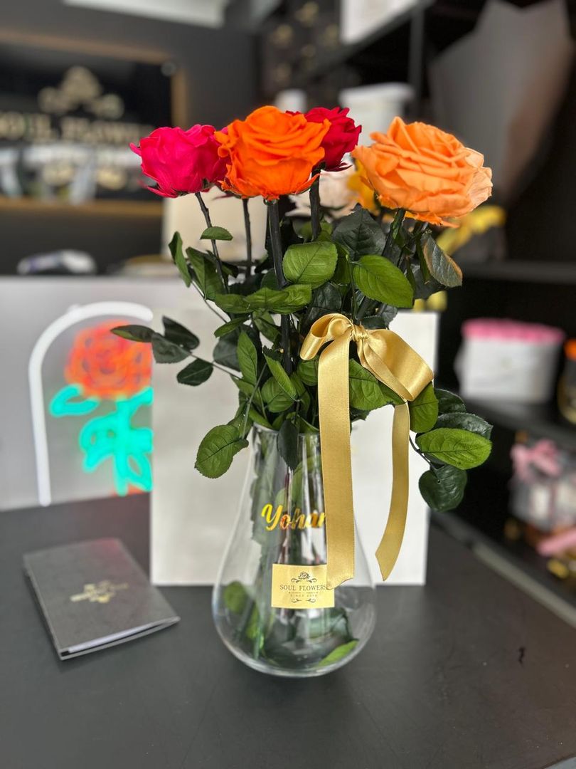 FLORERO CON ROSAS PRESERVADAS