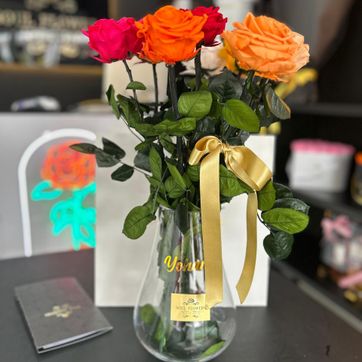 FLORERO CON ROSAS PRESERVADAS - imagen 1