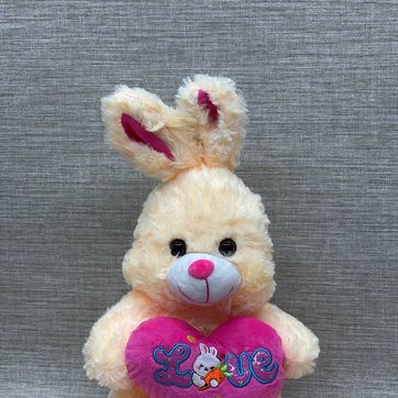Imagen del producto CONEJO CON CORAZÓN FUCSIA  30 CM
