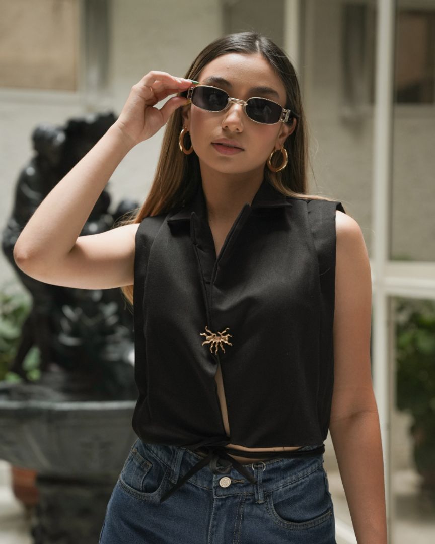 Blusa crop con cuello