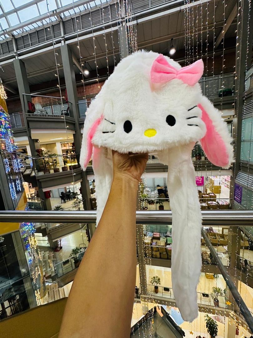 gorros de personajes que mueven orejas y tienen luces