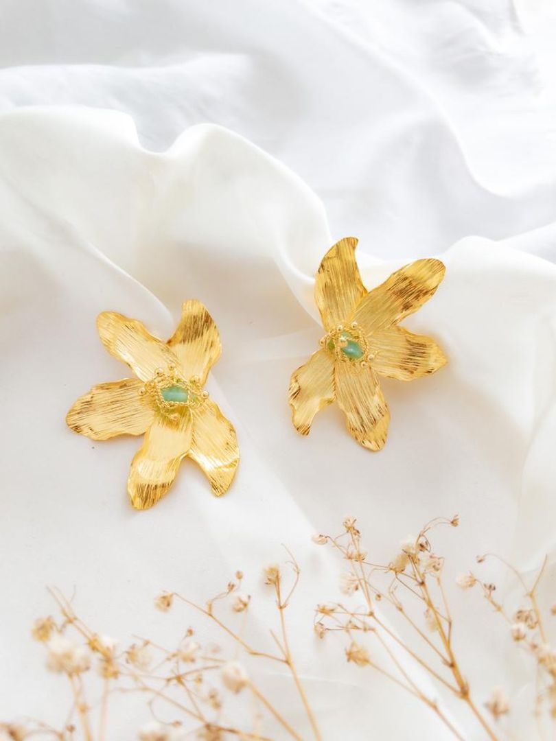 ARETE MEDIA FLOR CON PIEDRA