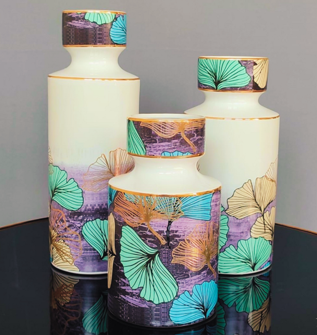 Jarrones de cerámicas en blanco con decorado.