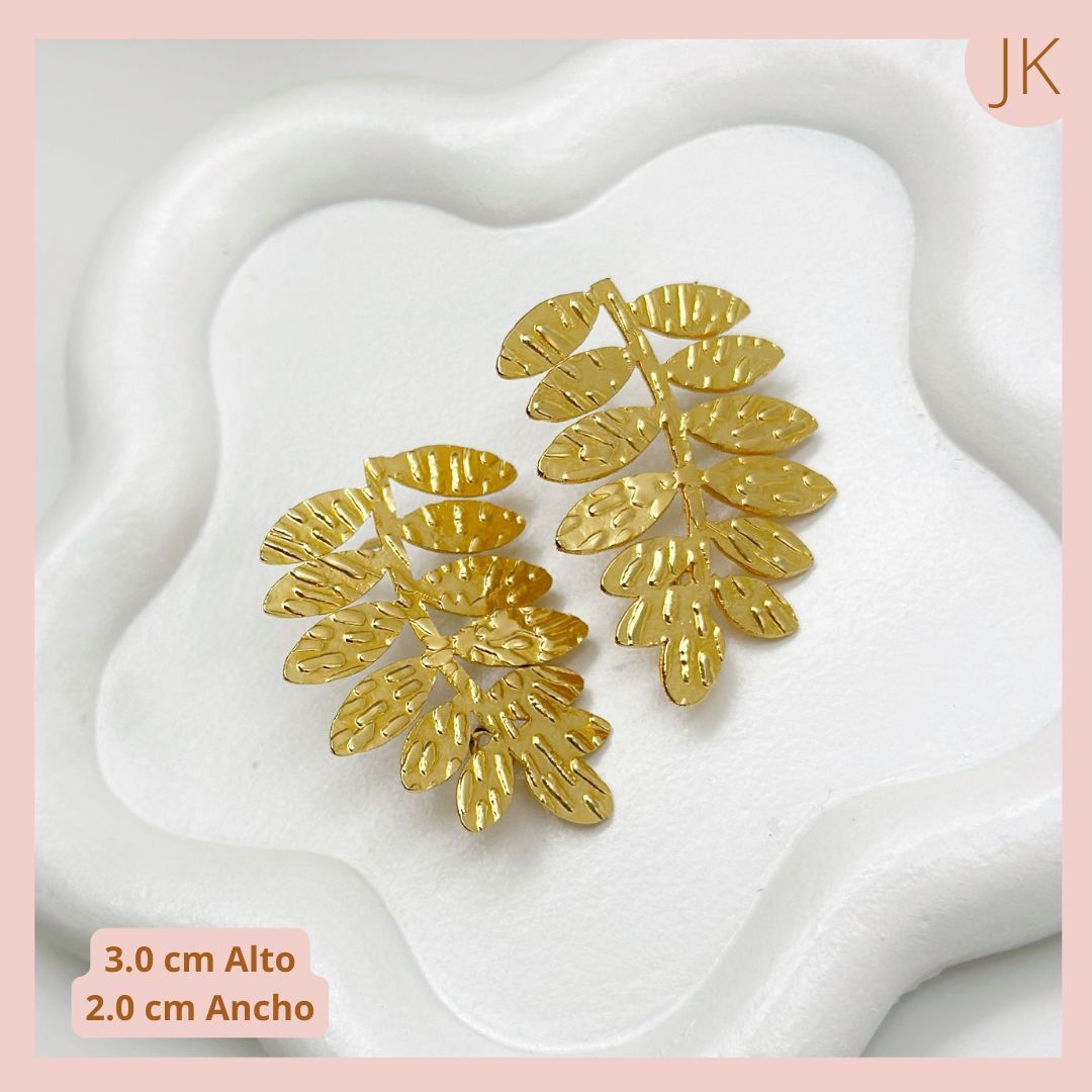 Aretes dorados con hojas labradas 
