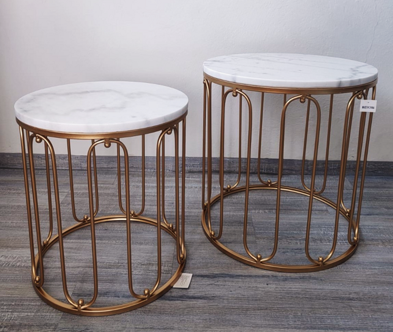 Set de dos mesas doradas en hierro y marmol..