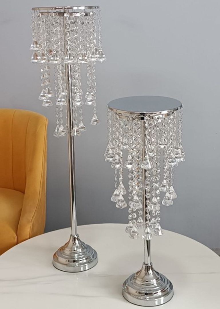 Bases para flores plateadas en metal y cristal.