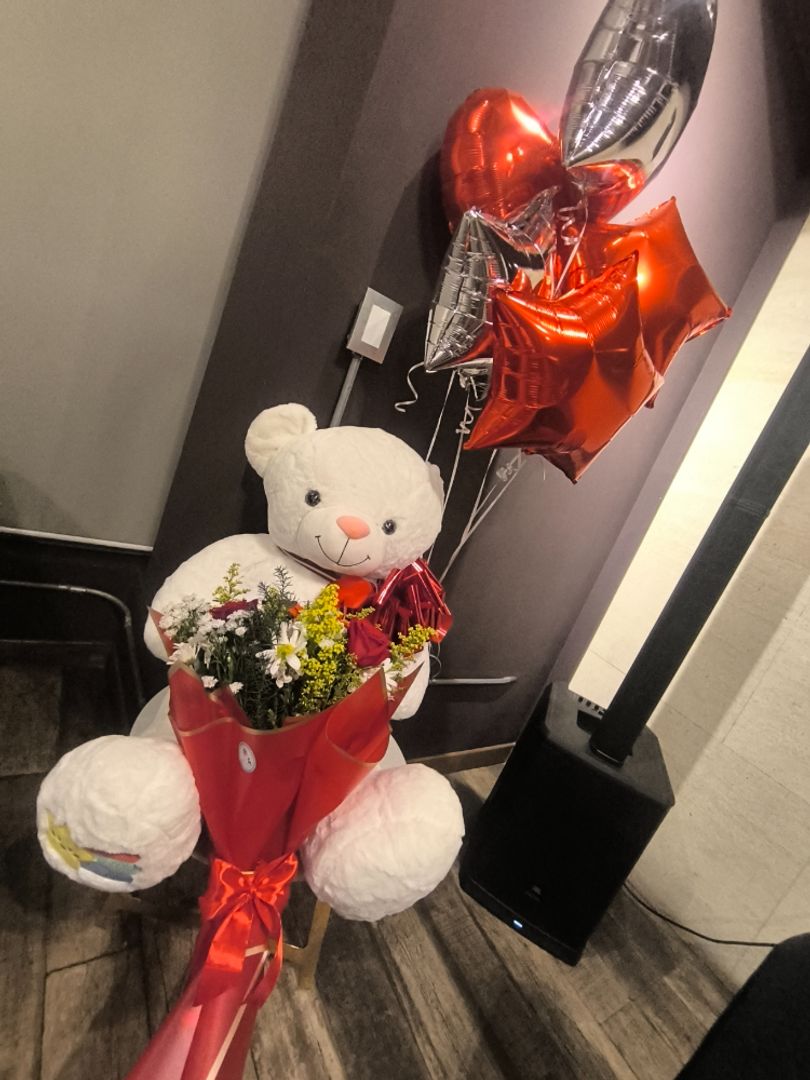 ARREGLO OSO CON GLOBOS Y FLORES 