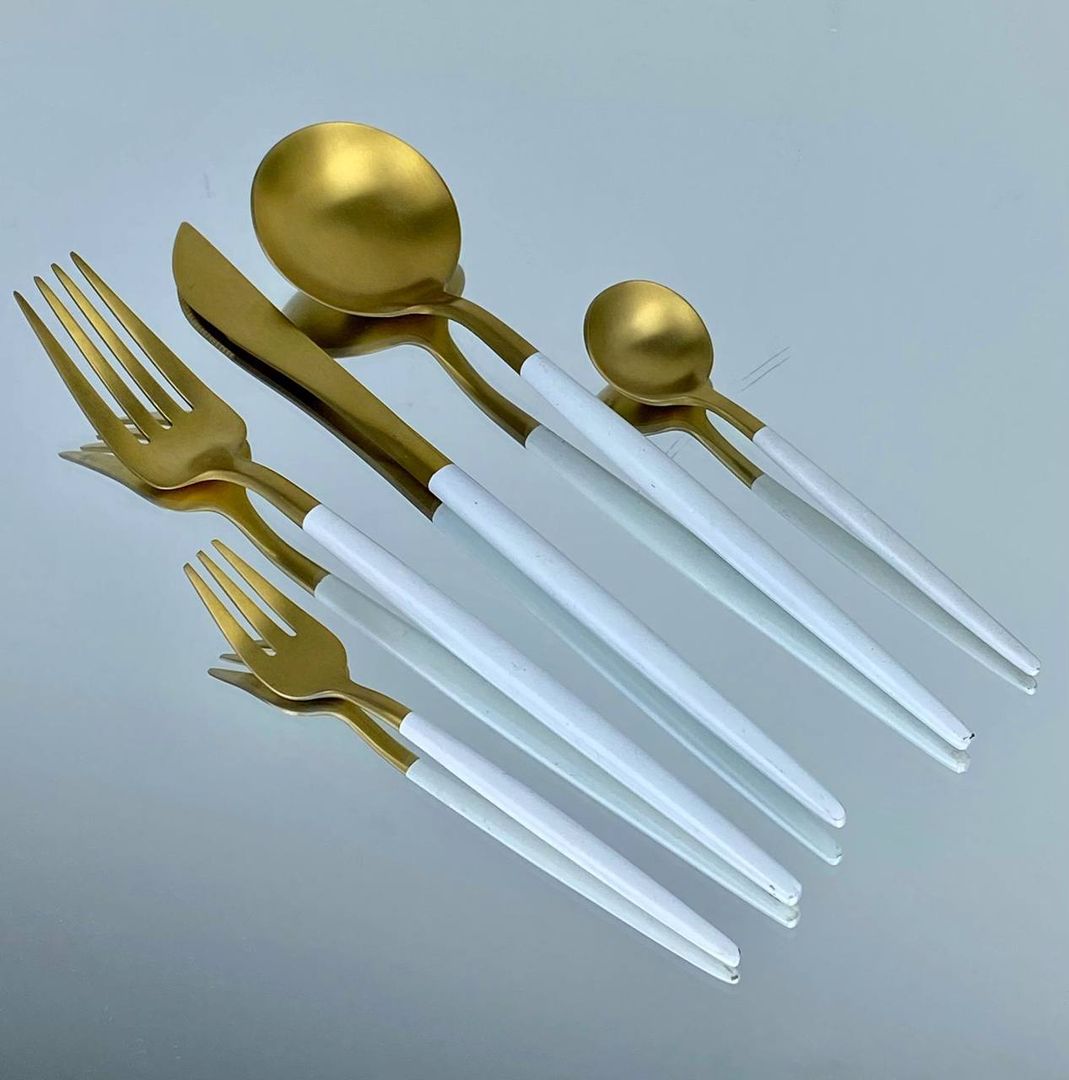 Juego de Cubiertos (5 pzs.) Dorado con Blanco